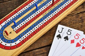 A ready-to-start game view with a crib board and deck of cards, a standard setup for playing cribbage