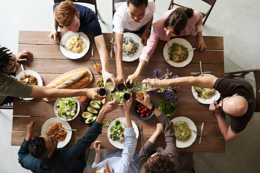 A happy, healthy family enjoying a meal made with Tuno, symbolizing a wise choice for personal health and the environment.