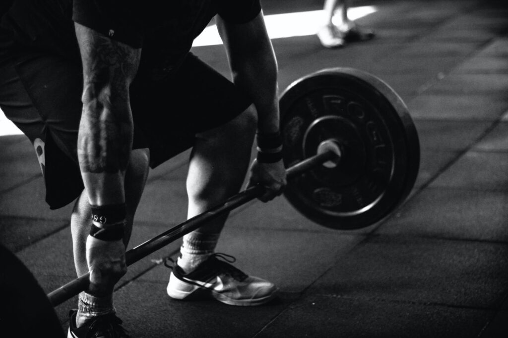 Man in gym lifting weights following the Mike Mentzer workout routine